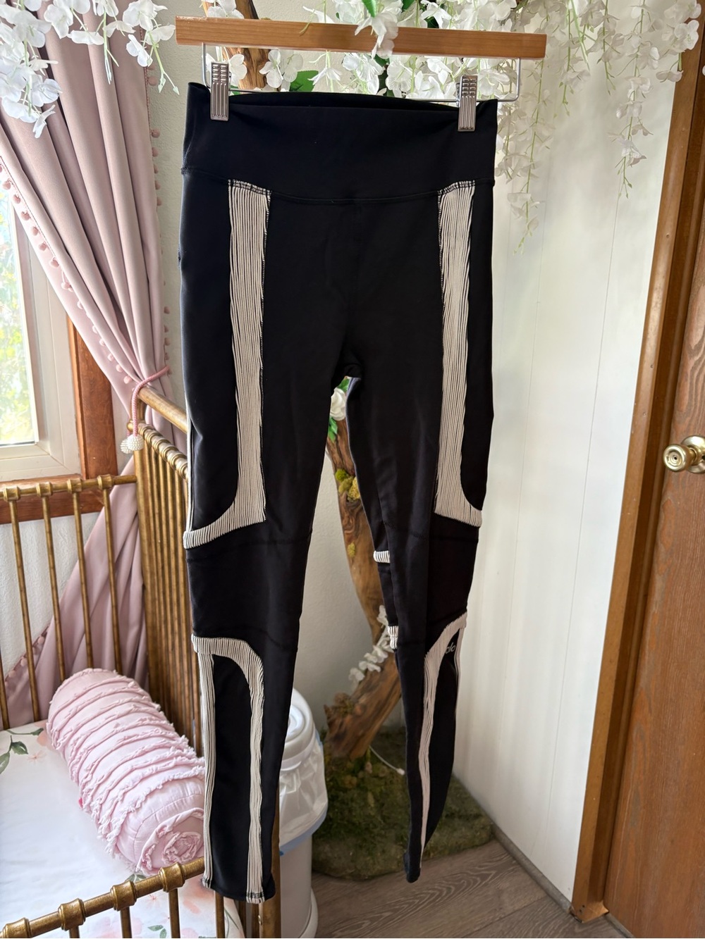 ALO Yoga Black Leggings with White Contrast Panels - Picture 5 of 10